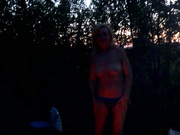 Танцы голышом у костра