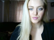 блондинка показывает большие натуральные  сиси