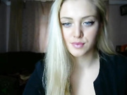 блондинка показывает большие натуральные  сиси