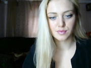 блондинка показывает большие натуральные  сиси