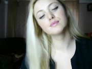 блондинка показывает большие натуральные  сиси