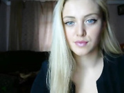 блондинка показывает большие натуральные  сиси