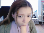 Kiska-Sofia берет в ротик