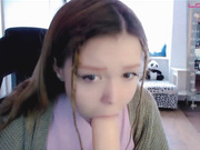 Kiska-Sofia берет в ротик