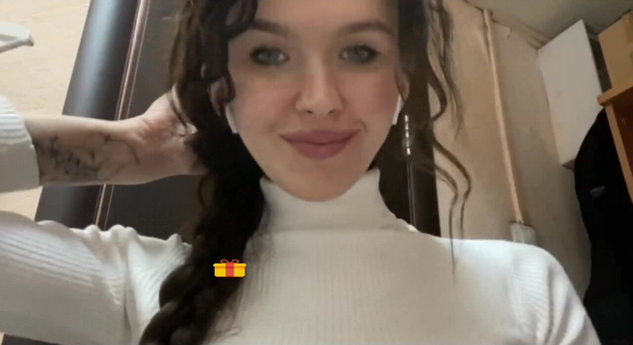 Cute-Anya обнажает грудь на работе-5