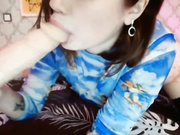 Villanelle сочно сосет дилдо