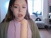 Kiska-Sofia дрочит и сосет-3