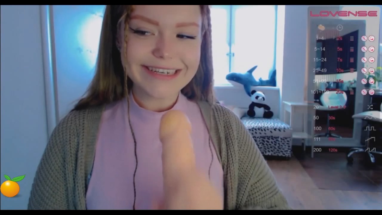 Kiska-Sofia дрочит и сосет-3