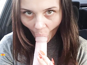 Kisunia26 сосет в машине(нарезка)