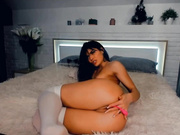 ZaraDreamm с пробкой в попке