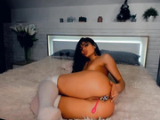 ZaraDreamm с пробкой в попке