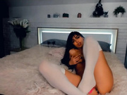 ZaraDreamm с пробкой в попке