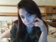 Малышка сосет игрушку