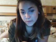 Малышка сосет игрушку