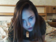 Малышка сосет игрушку