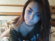 Малышка сосет игрушку