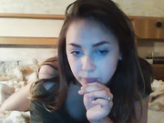 Малышка сосет игрушку