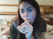 Малышка сосет игрушку