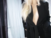 Milishanya натягивает и снимает колготки