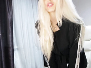 Milishanya натягивает и снимает колготки