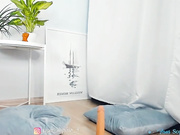 Sophie_5 прыгает на дилдо