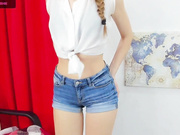 AnneLisa крутит попой