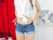 AnneLisa крутит попой