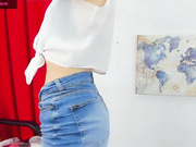 AnneLisa крутит попой