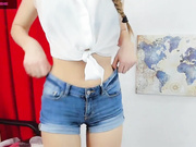 AnneLisa крутит попой