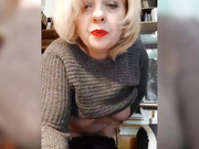 LanaSwet отодвинула трусики на рабочем месте