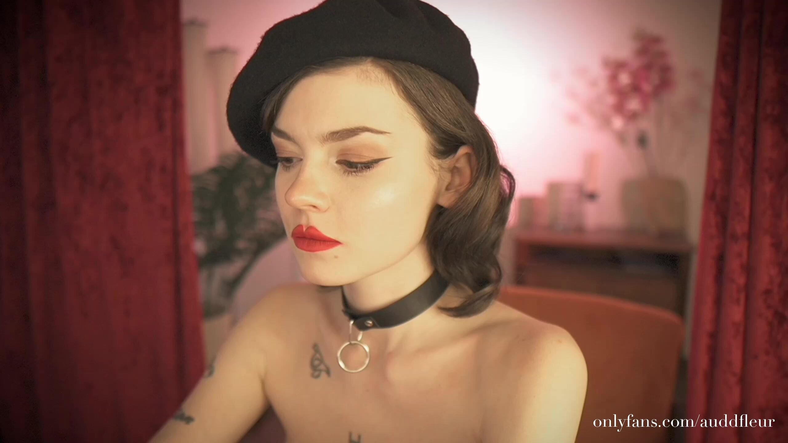 auddicted танцует topless