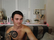 Danny_And_Alice кончил на грудь