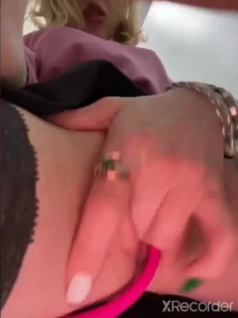 LiiBaby - маструбация в женском туалете