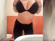 Your-Kitty грудь в туалете