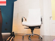 _Melomanka_одевает новые колготки