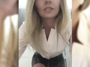 Lera_78 разделась и показала дырочки в туалете