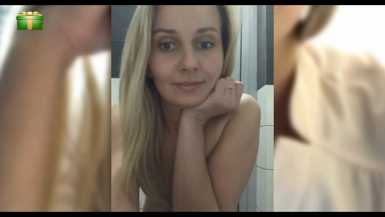 Lera_78 разделась и показала дырочки в туалете