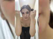 SOFICUMS одевается в примерочной