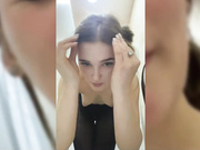 SOFICUMS одевается в примерочной