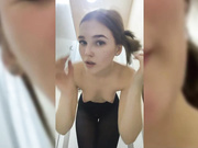 SOFICUMS одевается в примерочной