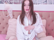 whitneysvon снимает лифчик под рубашкой