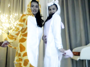 Squirtbetty в душе с подружкой