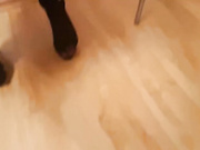 veb-shlyuha-saditsya-jopoy-na-bolshoy-dildo-i-skvirtuet-vo-vremya-analnoy-masturbacii