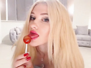 veb-shlyuha-posasyvaet-chupa-chups-a-mogla-by-stalnoy-huy-otsasyvat