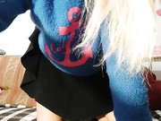 odetaya-blondinka-v-korotkoy-yubke-drochit-pizdu-v-privatnom-chate