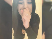 -Black-Mamba-в туалете ловит кайф от вибраций