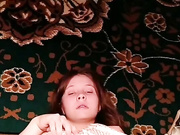 Молодая дрочит