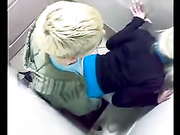 Секс в туалете с русской девочкой