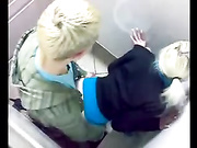 Секс в туалете с русской девочкой