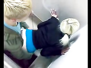 Секс в туалете с русской девочкой